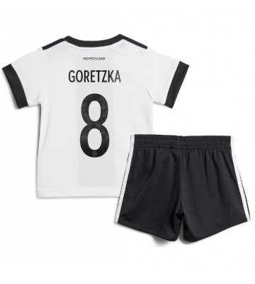 Tyskland Leon Goretzka #8 babykläder Hemmatröja barn VM 2022 Korta ärmar (+ Korta byxor)